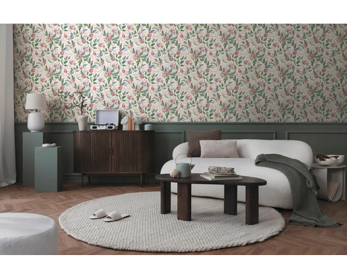 Living decorativ cu tapet cu model, canapea și mobilier din lemn.