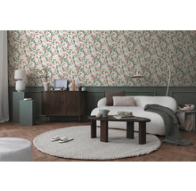 Cameră de zi cu canapea, covor și tapet cu model floral
