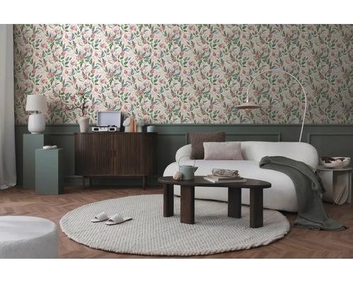 Cameră de zi cu canapea, covor și tapet cu model floral