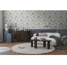 Living cu tapet cu model floral, canapea și masă din lemn