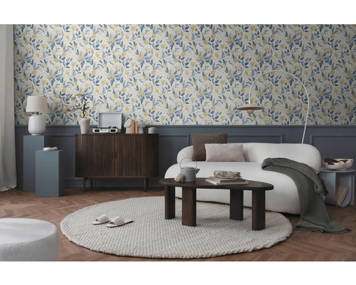 Living cu tapet cu model floral, canapea și masă din lemn