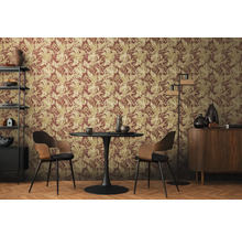 Sufragerie decorativă cu tapet de perete cu model de frunze, masă de sufragerie și scaune