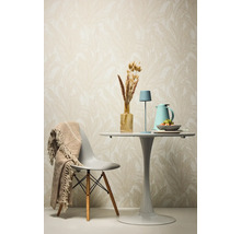 Masa de sufragerie decorativă cu scaun, lampă de masă și accesorii în fața unui tapet cu model