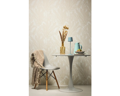 Masa de sufragerie decorativă cu scaun, lampă de masă și accesorii în fața unui tapet cu model