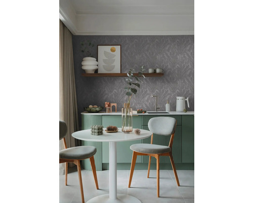 Scenă de bucătărie modernă cu masă de sufragerie, scaune, chicinetă și tapet floral