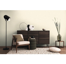 Living cu fotoliu, comodă, lampă de podea și accesorii decorative pentru o atmosferă confortabilă