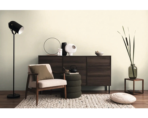 Living cu fotoliu, comodă, lampă de podea și accesorii decorative pentru o atmosferă confortabilă