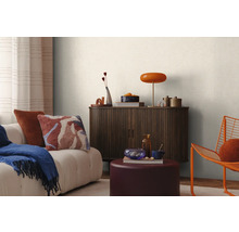 Living cu canapea, comodă, lampă și decorațiuni pentru o atmosferă confortabilă