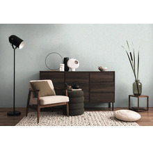Cameră de zi cu comodă, fotoliu, lampadar și elemente decorative pentru o atmosferă confortabilă