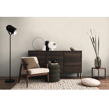 Interior cu fotoliu, lampă de podea, comodă și elemente decorative pentru o atmosferă primitoare.