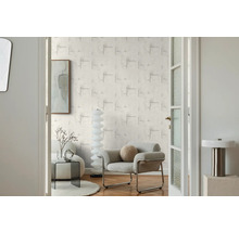 Cameră de zi cu tapet cu model, fotoliu și decorațiuni