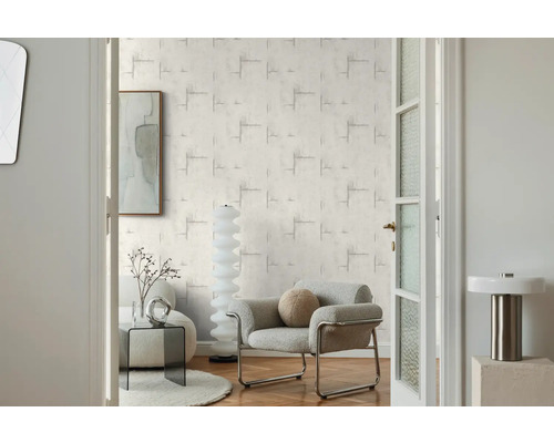 Cameră de zi cu tapet cu model, fotoliu și decorațiuni