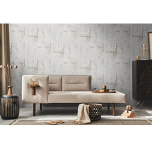 Cameră de zi cu canapea modernă, tapet abstract și elemente decorative pentru o ambianță stilată.