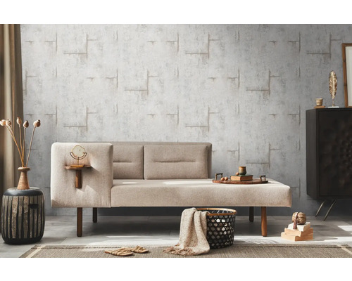 Cameră de zi cu canapea modernă, tapet abstract și elemente decorative pentru o ambianță stilată.