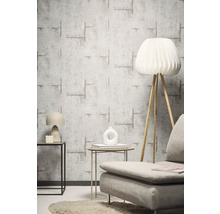 Interior cu tapet cu model, lampă și mobilier