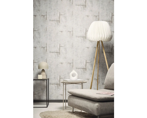 Interior cu tapet cu model, lampă și mobilier