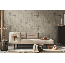 Living cu canapea extensibilă bej, tapet cu model și elemente decorative pentru o atmosferă primitoare.