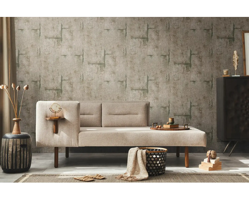 Living cu canapea extensibilă bej, tapet cu model și elemente decorative pentru o atmosferă primitoare.