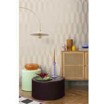 Interior cu mobilier și articole decorative, inclusiv o lampă de podea, un dulap, taburete și un tapet cu model geometric