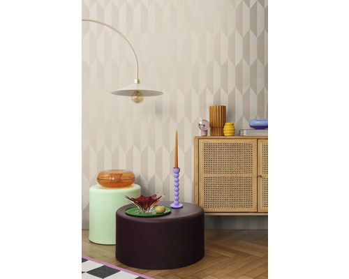 Interior cu mobilier și articole decorative, inclusiv o lampă de podea, un dulap, taburete și un tapet cu model geometric