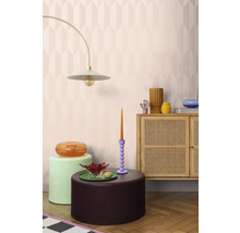 Cameră de zi decorativă cu lampă de podea, măsuțe laterale și comodă din ratan în fața unui tapet cu model