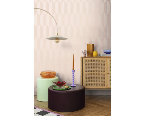 Cameră de zi decorativă cu lampă de podea, măsuțe laterale și comodă din ratan în fața unui tapet cu model