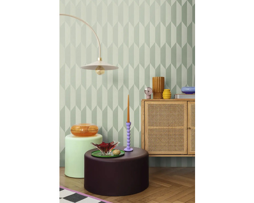 Cameră decorativă cu tapet geometric, lampă de podea, comodă și măsuțe laterale.