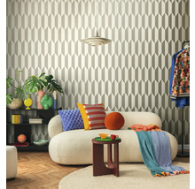 Living cu tapet geometric, canapea, măsuță laterală și elemente decorative pentru o ambianță stilată.
