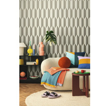 Living cu tapet modelat, canapea, măsuță laterală și decorațiuni pentru o atmosferă primitoare.
