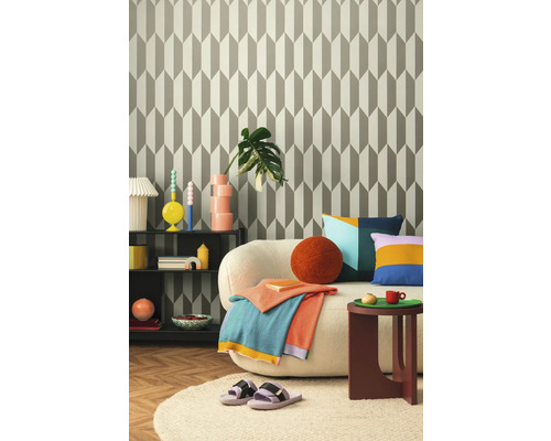 Living cu tapet modelat, canapea, măsuță laterală și decorațiuni pentru o atmosferă primitoare.