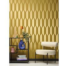Interior cu tapet geometric, raft și fotoliu