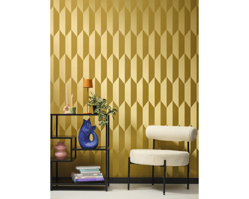 Interior cu tapet geometric, raft și fotoliu