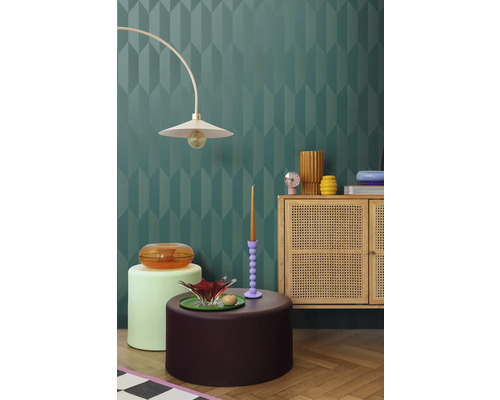 Interior cu perete decorativ, lampă, comodă și elemente decorative pentru o ambianță elegantă.