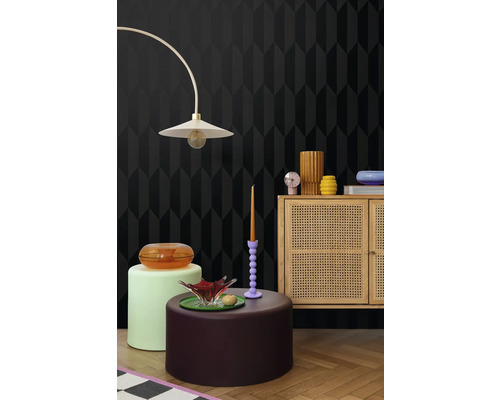 Mobilier într-o cameră cu tapet cu model geometric, lampadar și dulap din lemn
