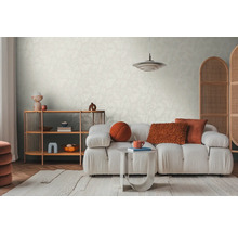 Living luminos cu tapet cu model, canapea, covor şi raft din lemn