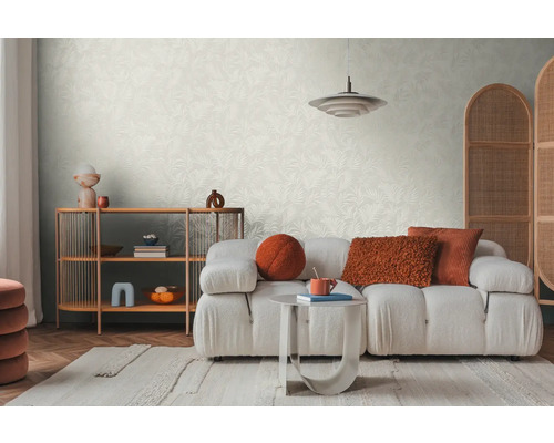 Living luminos cu tapet cu model, canapea, covor şi raft din lemn