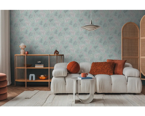 Cameră de zi cu tapet cu model floral, canapea și măsuță laterală