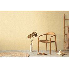 Decor interior decorativ cu scaun, vază și covor în fața unui perete