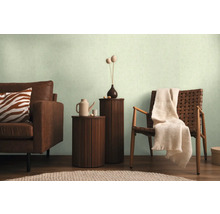 Cameră de zi cu canapea, fotoliu, măsuțe laterale și elemente decorative pentru o atmosferă confortabilă