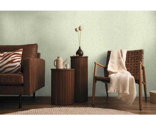Cameră de zi cu canapea, fotoliu, măsuțe laterale și elemente decorative pentru o atmosferă confortabilă