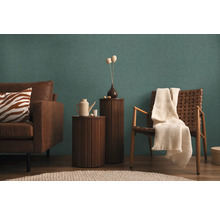 Cameră de zi cu canapea, fotoliu, măsuțe laterale și elemente decorative pentru o atmosferă confortabilă.