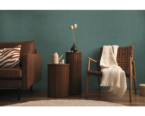 Cameră de zi cu canapea, fotoliu, măsuțe laterale și elemente decorative pentru o atmosferă confortabilă.