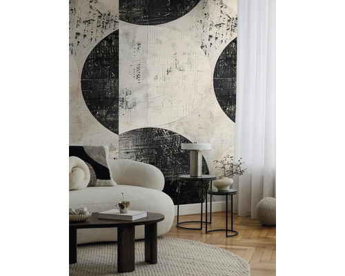 Living cu canapea, măsuță de cafea și tapet cu model abstract de cercuri.