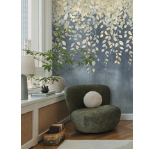 Interior decorativ cu fotoliu și tapet floral