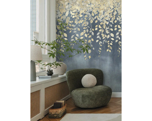 Interior decorativ cu fotoliu și tapet floral
