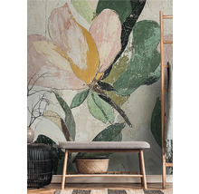 Cameră de zi cu tapet floral, bancă și elemente decorative.