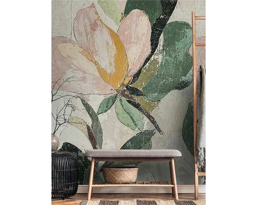 Cameră de zi cu tapet floral, bancă și elemente decorative.