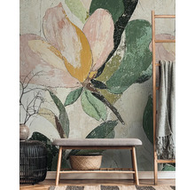Cameră decorativă cu tapet de perete cu model floral, bancă și scară