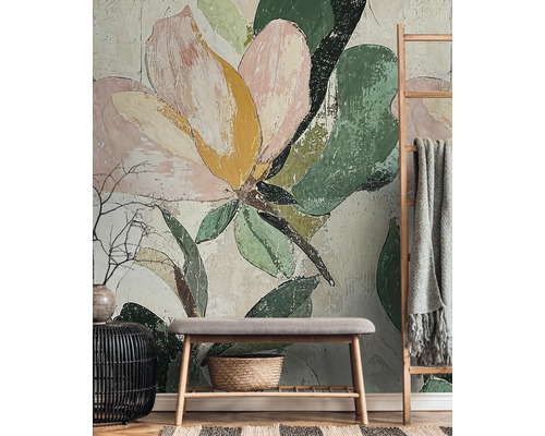 Cameră decorativă cu tapet de perete cu model floral, bancă și scară