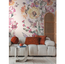 Living cu canapea, masă, perne și tapet floral pentru o atmosferă confortabilă